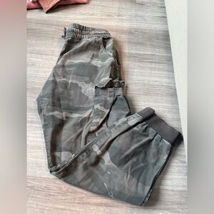 TNA Camouflage Jogger Pants - size L